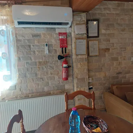 The House * Tris Elies