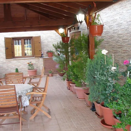 Nyaraló The House Tris Elies