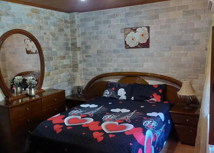 The House * Tris Elies