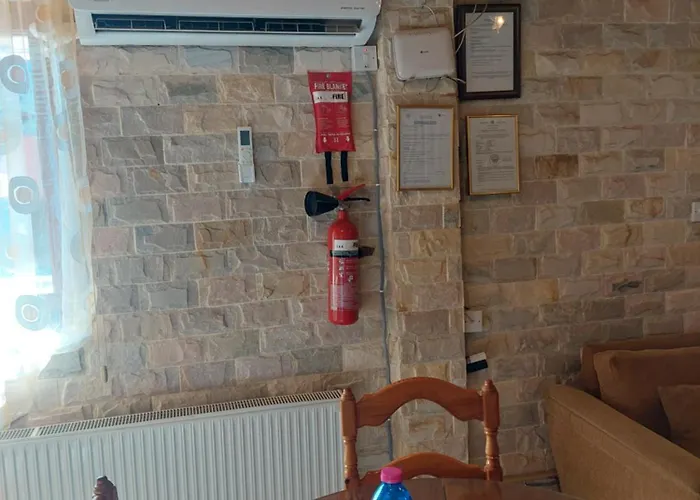 The House * Tris Elies