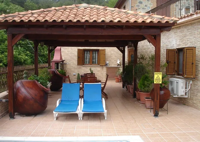 The House * Tris Elies