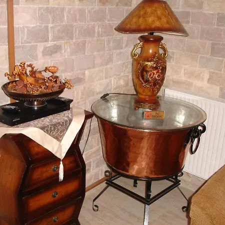 The House * Tris Elies