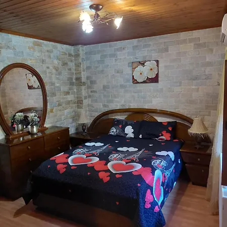 The House * Tris Elies