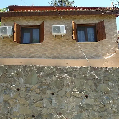 Hébergement de vacances The House Tris Elies