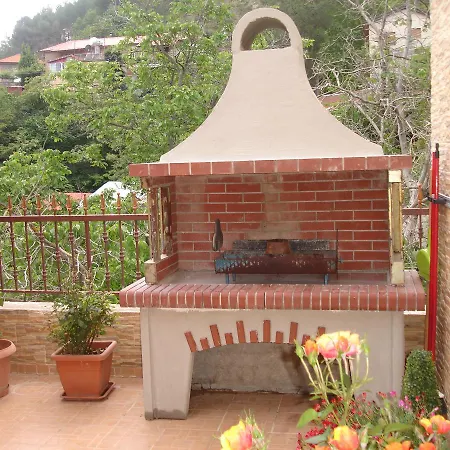 The House * Tris Elies